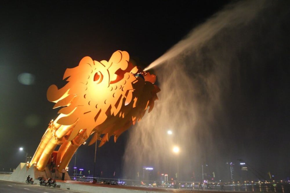 Cầu Rồng chuyển sang phun nước kéo dài 3 phút